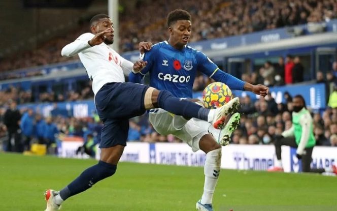 					Bek sayap Tottenham Hotspur Emerson Royal (kiri) berebut bola dengan gelandang serang Everton Demarai Gray dalam laga lanjutan Liga Inggris di Stadion Goodison Park, Liverpool, Inggris, Minggu (7/11/2021). ANTARA/REUTERS/ACTION IMAGES/Carl Recine.