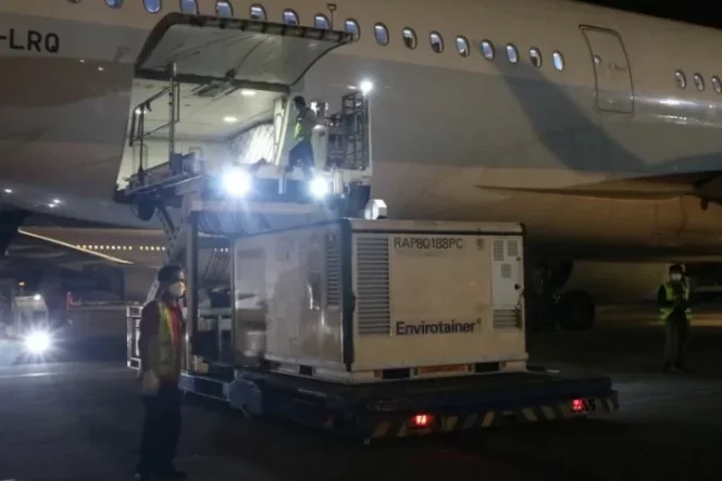 					Kedatangan vaksin COVID-19 tahap ke-120 di Indonesia yang merupakan vaksin AstraZeneca hasil donasi dari Pemerintah Australia. (ANTARA/HO/Kementerian Komunikasi dan Informatika)