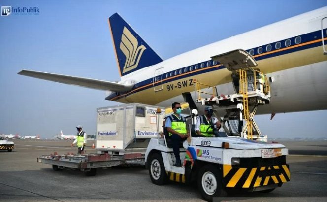 					Pemerintah Indonesia mendatangkan 680.100 dosis vaksin AstraZeneca yang mendarat pada Kamis (4/11/2021), melalui jalur pembelian langsung. (ANTARA/Kominfo)