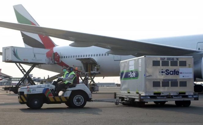 					Arsip - Pekerja kargo membawa kontainer berisi vaksin jadi COVID-19 AstraZeneca hibah dari Pemerintah Inggris saat tiba di Bandara Soekarno Hatta, Tangerang, Banten, Agustus 2021. (ANTARA)