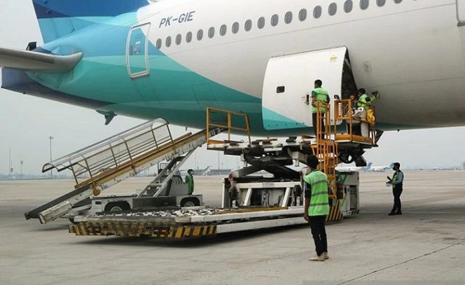 					Indonesia kedatangan dua tahap sekaligus vaksin Sinovac tahap ke-121 yang tiba pada Jumat (12/11/2021) dalam jumlah 4 juta dosis dan tahap ke-122 dalam jumlah yang sama tiba di tanah air pada Sabtu (13/11/2021). ANTARA/HO-Kominfo/GPRTV/Ocy/Dherma/Feby/am.