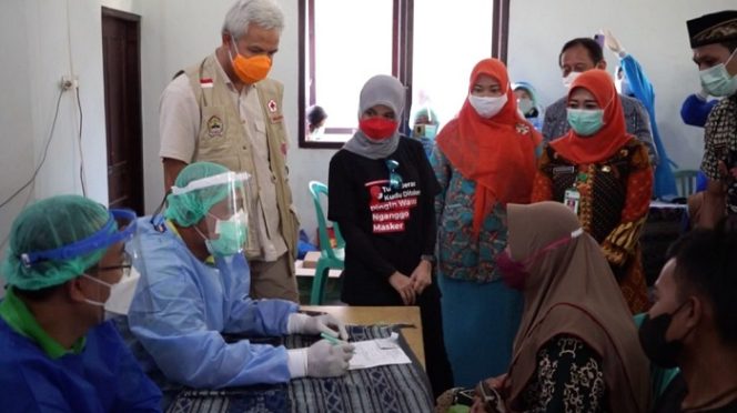 					Gubernur Jawa Tengah Ganjar Pranowo meninjau vaksinasi Covid-19 di Karimunjawa, Kabupaten Jepara, Jumat (10/9/2021) lalu.