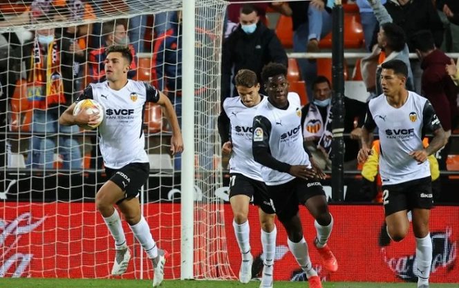 					Penyerang Valencia Hugo Duro (kiri) melakukan selebrasi setelah mencetak gol dalam pertandingan Liga Spanyol lawan Valencia pada 7 November 2021. ANTARA/AFP/JOSE JORDAN.