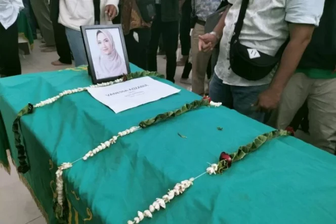 					Jenazah Vanessa Angel saat sampai di Masjid Permata Qolbu di kawasan Perumahan Permata Mediterania, Jakarta Barat, Jumat (5/11/2021) (ANTARA/Walda)