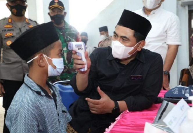 					Wakil Gubernur Jawa Tengah Taj Yasin Maimoen meninjau pelaksanaan vaksinasi di Pondok Pesantren Al-Hikmah, Desa Ngadipurwo, Kecamatan Blora, Kabupaten Blora.