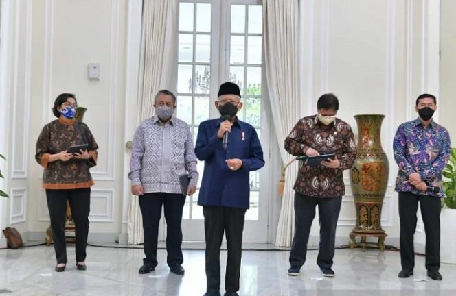 					Wakil Presiden Ma'ruf Amin didampingi Menteri Koordinator bidang Perekonomian Airlangga Hartarto, Menteri Keuangan Sri Mulyani Indrawati dan Gubernur Bank Indonesia Perry Warjiyo memberikan keterangan usai memimpin rapat pleno Komite Nasional Ekonomi dan Keuangan Syariah di Istana Wakil Presiden Jakarta, Selasa (30/11/2021). ANTARA/HO-Setwapres.