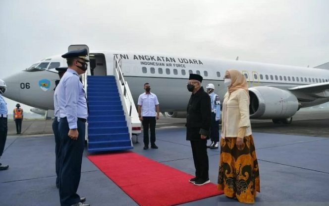 					Wakil Presiden Ma'ruf Amin bertolak ke Papua untuk membuka Pekan Paralimpiade Nasional XVI dari Pangkalan Udara TNI AU Halim Perdanakusuma Jakarta, Jumat (6/11/2021). ANTARA/HO-Setwapres.