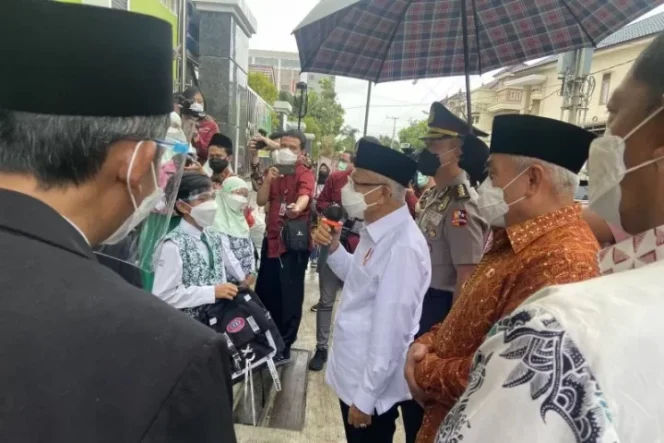 					Wakil Presiden Ma’ruf Amin dan Gubernur Kalimantan Timur Isran Noor menyapa anak-anak SD Muhammadiyah 1 Samarinda, Selasa (2/11/2021). ANTARA-Fransiska Ninditya.
