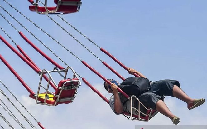					Pengunjung mencoba wahana permainan saat berwisata di Dufan, Ancol, Jakarta, Sabtu (20/6/2020). ANTARA FOTO/Nova Wahyudi/aww