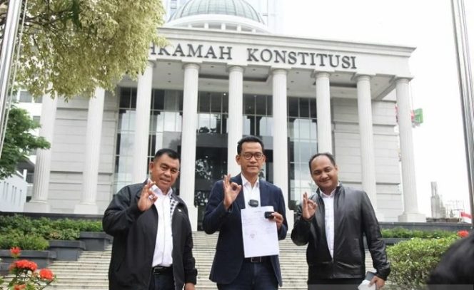 					Anggota DPD RI Fachrul Razi dan Bustami Zainudin bersama Kuasa Hukum Refli Harun saat mengajukan gugatan 