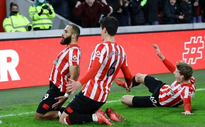 					Penyerang Brentford Bryan Mbuemo (kiri) melakukan selebrasi bersama rekan-rekannya seusai mengkonversi tendangan penalti ke gawang Watford dalam laga lanjutan Liga Inggris di Stadion Brentford Community, London, Inggris, Jumat (10/12/2021) waktu setempat. ANTARA/REUTERS/David Klein.
