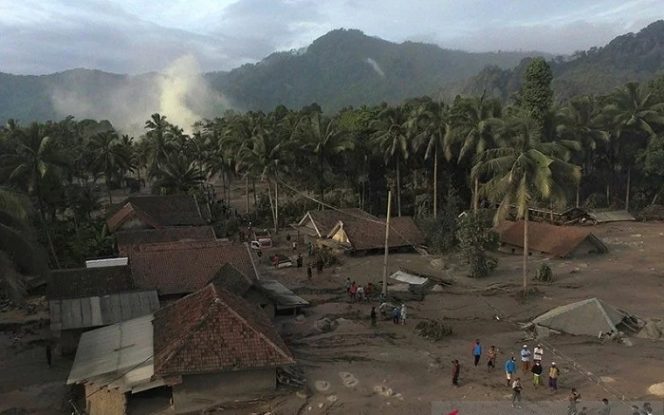 					Foto udara kondisi permukiman warga yang tertimbun material guguran Gunung Semeru di Desa Sumberwuluh, Kabupaten Lumajang, Provinsi Jawa Timur, Minggu (5/12/2021). (ANTARA FOTO/Zabur Karuru/pras)