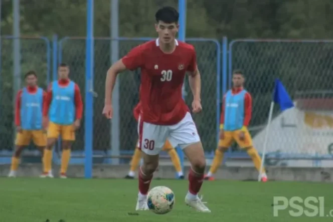 					Arsip - Bek tengah tim nasional U-19 Indonesia Elkan Baggott menggiring bola dalam laga uji coba kontra Macedonia Utara di Stadion NK Junak Sinj, Split, Kroasia, Minggu (11/10/2020). (ANTARA/HO/PSSI)