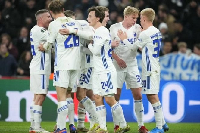 					Pemain FC Copenhagen Jonas Wind (ketiga dari kiri) merayakan kemenangan 1-0 timnya dalam laga fase grup Liga Conference Europa melawan Slovan Bratislava di Copenhagen, Denmark, 9 Desember 2021. (AFP/CLAUS BECH)