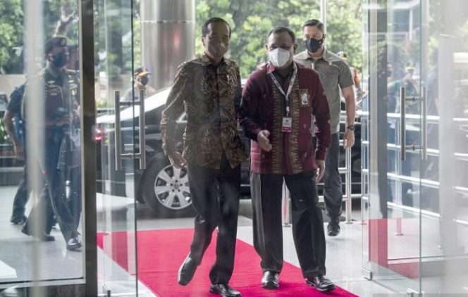 					Presiden Joko Widodo (kiri) didampingi Ketua KPK Firli Bahuri tiba untuk menghadiri peringatan Hari Anti Korupsi Sedunia 2021, di Gedung Merah Putih KPK, Jakarta, Kamis (9/12/2021). ANTARA FOTO/Sigid Kurniawan/foc.