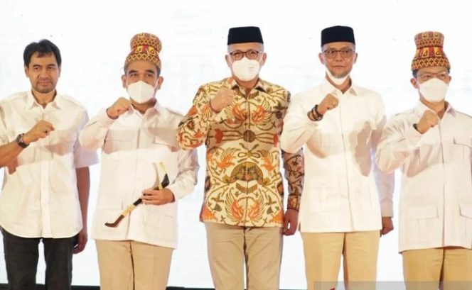 					Sekretaris Jenderal DPP Partai Gerindra Ahmad Muzani (kedua dari kiri) saat menghadiri Rapat Koordinasi Daerah (Rakorda) Gerindra Aceh sekaligus pengukuhan kepengurusan DPD Gerindra Aceh, Minggu (26/12/2021) malam. ANTARA/Dokumentasi Pribadi/Muzani