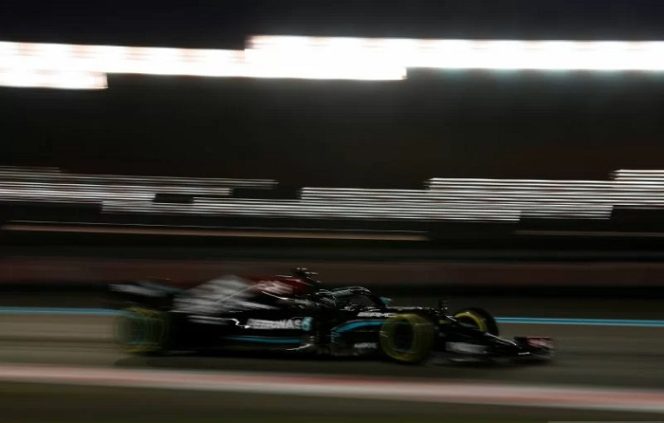 					Pebalap tim Mercedes Lewis Hamilton menjalani sesi latihan bebas Grand Prix Abu Dhabi, Sirkuit Yas Marina, UAE. (10/12/2021) (ANTARA/REUTERS/HAMAD I MOHAMMED)
