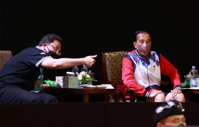 					Presiden Joko Widodo (kanan) berbincang dengan Ketua Umum PP PBSI Agung Firman Sampurna saat menyaksikan kejuaraan BWF World Tour Finals di Nusa Dua, Bali, Kamis (2/12/2021). ANTARA FOTO/HO/HUMAS PP PBSI/wpa/foc.