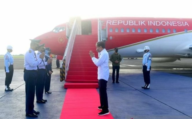 					Presiden Joko Widodo (Jokowi) bersiap untuk bertolak ke Kalimantan Barat (Kalbar), Rabu (8/12), untuk melakukan kunjungan kerja, di antaranya menyerahkan bantuan sosial kepada warga terdampak banjir di halaman Detasemen Kesehatan Wilayah Sintang. ANTARA/HO-Biro Pers Sekretariat Presiden/Muchlis Jr.