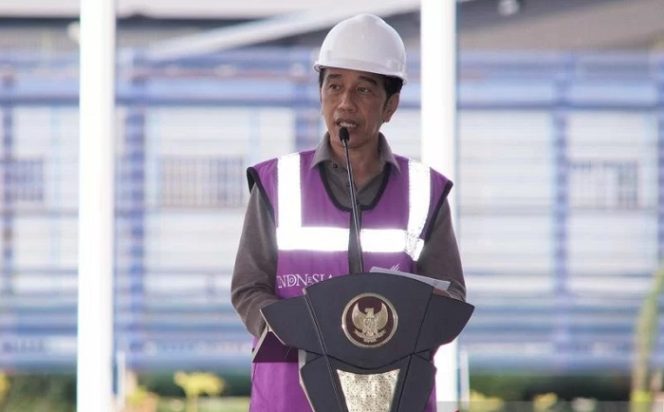 					Presiden Joko Widodo memberi sambutan usai meresmikan pembangunan pabrik Smelter PT Virtue Dragon Nikel Industri (VDNI) di Kecamatan Morosi, Kabupaten Konawe, Sulawesi Tenggara, Senin (27/12/2021). Pembangunan smelter milik PT. VDNI merupakan bagian dari Proyek Strategis Nasional (PSN) dengan nilai investasi di kawasan tersebut mencapai Rp47 triliun dan sampai saat ini telah menyerap tenaga kerja sebanyak 16.515 orang. ANTARA FOTO/Jojon/aww.
