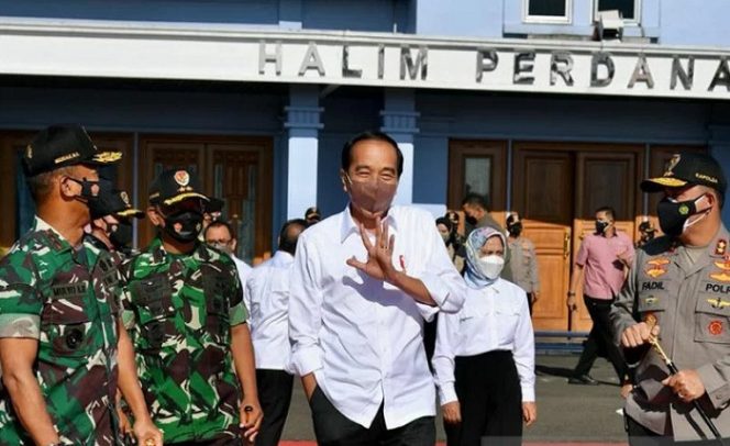 					Presiden Joko Widodo pada Kamis, (2/12/2021), bertolak menuju Provinsi Bali untuk melakukan kunjungan kerja. Presiden dan rombongan lepas landas dari Pangkalan TNI AU Halim Perdanakusuma, Jakarta, menggunakan Pesawat Kepresidenan Indonesia-1. ANTARA/HO-Biro Pers Sekretariat Presiden-Laily Rachev/pri.