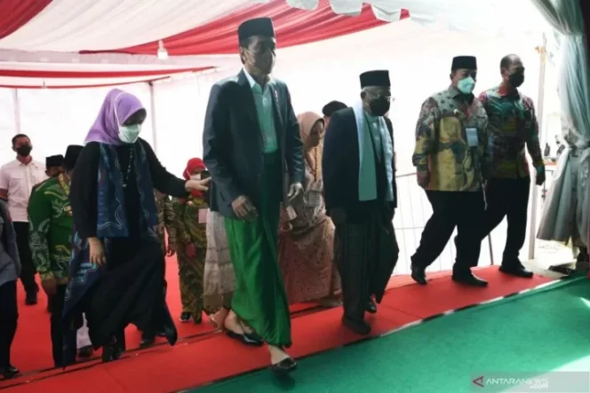 					Presiden Joko Widodo (kedua kiri) berjalan bersama Wakil Presiden Ma'ruf Amin (ketiga kanan) saat menghadiri pembukaan Muktamar Nahdlatul Ulama ke-34 di Pondok Pesantren Darus Sa'adah, Lampung, Rabu (22/12/2021). ANTARA FOTO/Hafidz Mubarak A/hp.
