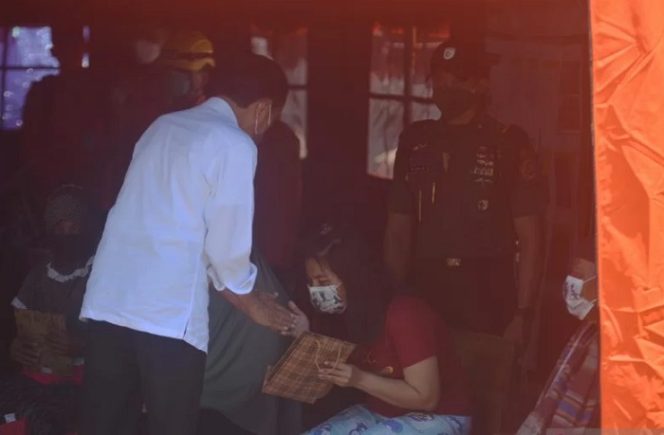 					Presiden Joko Widodo (kiri) mengunjungi korban bencana Gunung Semeru di posko pengungsian Desa Sumberwuluh, Candipuro, Lumajang, Jawa Timur, Selasa (7/12/2021). Dalam kunjungan tersebut presiden menyapa, berdialog dan memberikan dukungan kepada korban letusan Gunung Semeru. ANTARA/Badrus Yudosuseno)