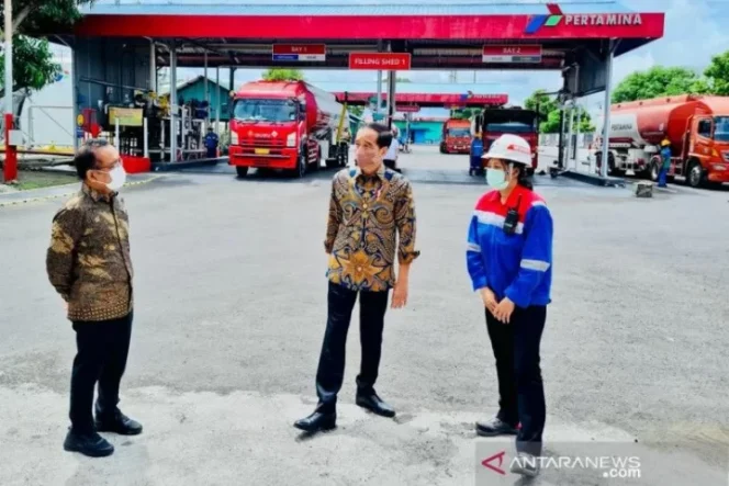 					Di luar agenda yang sudah dijadwalkan, Presiden Joko Widodo (Jokowi) melakukan peninjauan ke Terminal Bahan Bakar Minyak (BBM) Sanggaran di Denpasar, Bali, Jumat (3/12). (ANTARA/HO-Biro Pers Sekretariat Presiden/Laily Rachev)
