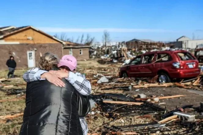 					Irene Noltner menghibur Jody O'Neill di luar The Lighthouse, tempat perlindungan wanita dan anak-anak yang dihancurkan oleh tornado bersama dengan sebagian besar pusat kota Mayfield, Kentucky, AS, Sabtu (11/12/2021). ANTARA FOTO/Matt Stone/USA TODAY NETWORK via REUTERS/rwa/sa. (via REUTERS/MATT STONE/USA TODAY NETWORK)