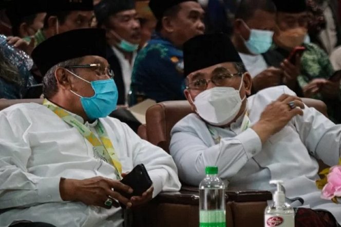 					Said Aqil Siroj dan Yahya Cholil Staquf berbincang di sela-sela pemilihan Ketua Umum PBNU periode 2021-2026 pada Muktamar Ke-34 NU, Jumat (24/12/2021). (ANTARA/HO-Panitia Muktamar NU)
