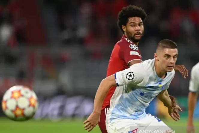 					Bek sayap Dynamo Kiev Vitaliy Mykolenko (kanan) berduel dengan gelandang Bayern Munich Serge Gnarby (kiri) di pertandingan Grup E Liga Champions di Stadion Allianz Arena, Munich, Jerman, 29 September 2021.(ANTARA/AFP/CHRISTOF STACHE)