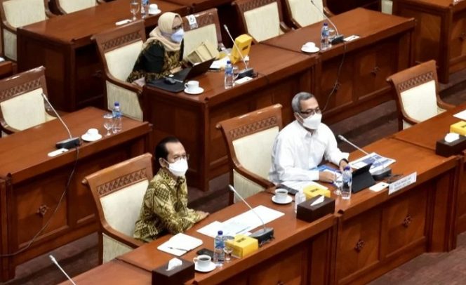 					Ketua Panitia Seleksi Komisi Informasi Pusat Usman Kansong (kanan) dalam rapat dengar pendapat (RDP) bersama Komisi I DPR di Jakarta, Kamis (23/11/2021). ANTARA/Fauzi Lamboka