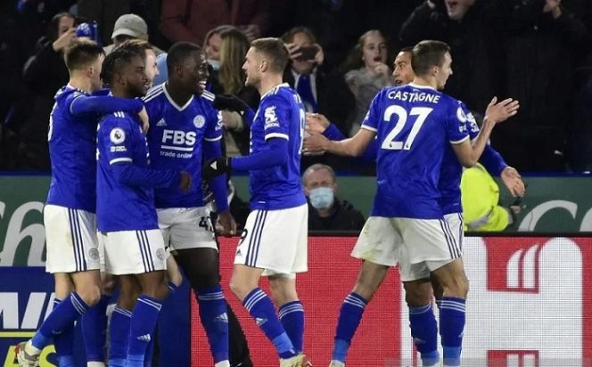 					Penyerang sayap Leicester City Ademola Lookman (kedua kanan) diselamati rekan-rekannya seusai mencetak gol ke gawang Liverpool dalam laga lanjutan Liga Inggris di Stadion King Power, Leicester, Inggris, Selasa (28/12/2021) waktu setempat. (ANTARA/REUTERS/Rebecca Naden)
