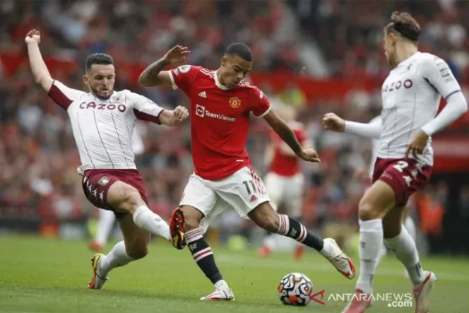 					Pemain Manchester United Mason Greenwood berebut bola dengan pemain Aston Villa John McGinn pada pertandingan Liga Primer Inggris di Old Trafford, Manchester, Inggris, Sabtu (25/9/2021). Setan Merah harus menelan kekalahan 0-1 di kandang saat menjamu Aston Villa. ANTARA FOTO/REUTERS/Phil Noble/rwa.