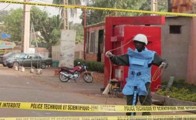 					Arsip foto - Petugas keamanan mengamankan tempat kejadian perkara dalam insiden serangan yang mematikan di Bamako, Mali. ANTARA/REUTERS/Adama Diarra/pri. (ANTARA/REUTERS/Adama Diarra)