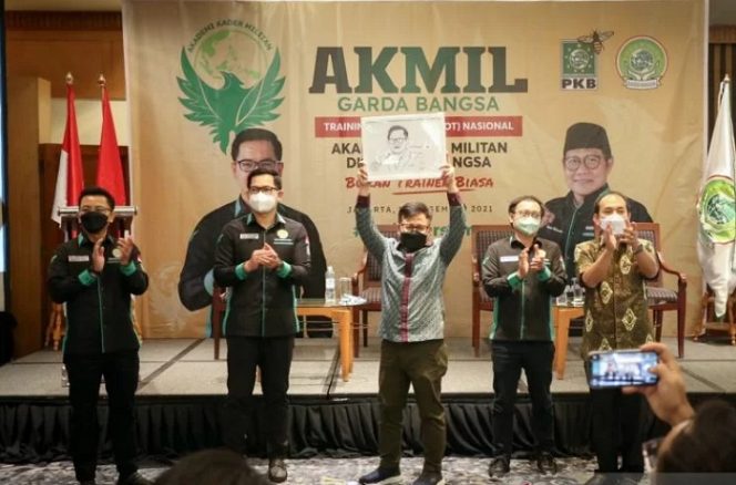 					Ketua Umum DPP PKB Muhaimin Iskandar (tengah) menghadiri pembukaan Akademi Kader Militan (Akmil) yang diselenggarakan DKN Garda Bangsa di Jakarta, Rabu, (1/12). ANTARA/Dokumentasi Pribadi.