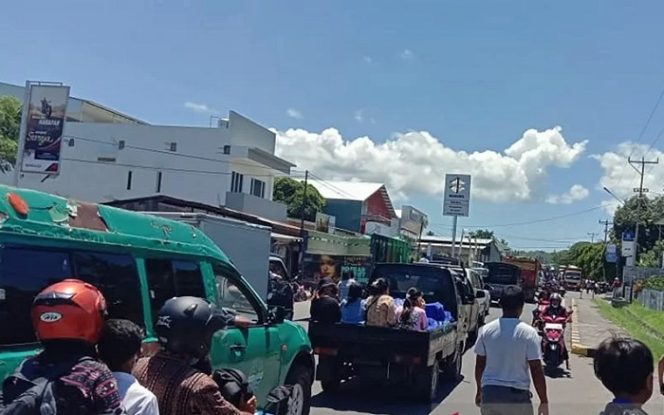 					Suasana kemacetan lalu lintas saat warga hendak mengungsi ke tempat yang lebih aman menyusul adanya peringatan dini tsunami di Kota Maumere, Kabupaten Sikka, NTT, Selasa (14/12/2021). . ANTARA FOTO/Siska/KK/hp..