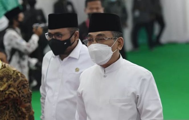 					Ketua Umum Pengurus Besar Nahdlatul Ulama (PBNU) periode 2021-2026 Yahya Cholil Staquf (kanan) bersama Menteri Agama Yaqut Cholil Qoumas menghadiri penutupan Muktamar Ke-34 NU, di UIN Raden Intan Lampung, Jumat (24/12/2021). Pada Muktamar Ke-34 NU itu terpilih Yahya Cholil Staquf sebagai Ketua Umum PBNU dan Miftachul Akhyar sebagai Rais Aam PBNU. ANTARA FOTO/Hafidz Mubarak A/wsj