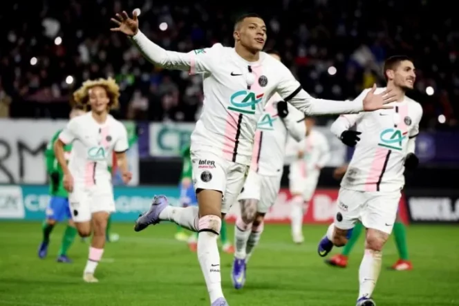 					Pemain Paris St Germain Kylian Mbappe merayakan golnya ketika PSG menang 3-0 atas SC Feignies dalam pertandingan Coupe de la France atau Piala Prancis di Stade du Hainaut, Valenciennes, Prancis, 19 Desember 2021. ANTARA/REUTERS/SARAH MEYSSONNIER.