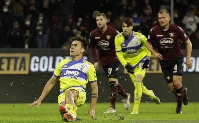 					Penyerang Juventus Paulo Dybala jatuh terpeleset saat gagal mengkonversi tendangan penalti dalam laga lanjutan Liga Italia melawan Salernitana di Stadion Arechi, Salerno, Italia, Selasa (30/11/2021) waktu setempat. (ANTARA/REUTERS/Ciro de Luca)