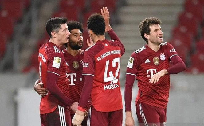 					Penyerang Bayern Muenchen Serge Gnabry (kedua kiri) melakukan selebrasi bersama rekan-rekannya seusai melengkapi raihan trigol ke gawang VfB Stuttgart dalam laga lanjutan Liga Jerman di Stadion Mercedes-Benz Arena, Stuttgart, Jerman, Selasa (14/12/2021) waktu setempat. (ANTARA/REUTERS/Andreas Gebert)