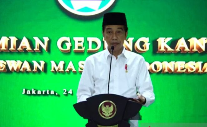 					Tangkapan layar - Presiden Joko Widodo (Jokowi) meresmikan gedung kantor Pimpinan Pusat Dewan Masjid Indonesia (DMI) di Jakarta, Jumat (24/12). (ANTARA/Indra Arief)