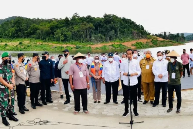 					Presiden Jokowi memberikan keterangan saat peresmian Bendungan Ladongi di Kolaka Timur, Sulawesi Tenggara, Rabu (28/12/2021). ANTARA/HO-Biro Pers Sekretariat Presiden.