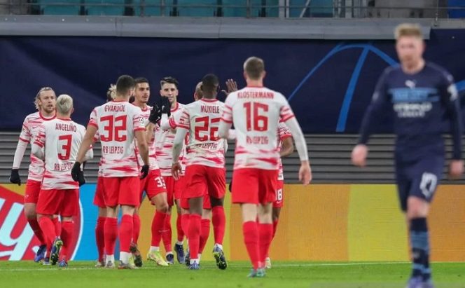 					Skuad RB Leipzig merayakan gol pembuka yang dicetak Dominik Szoboszlai (tengah) dalam pertandingan Grup A Liga Champions lawan Manchester City pada 8 Desember 2021. ANTARA/AFP/RONNY HARTMANN.