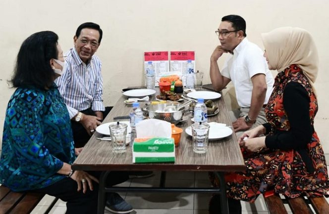 					Gubernur Jawa Barat (Jabar) Ridwan Kamil dan Gubernur Daerah Istimewa Yogyakarta Sri Sultan Hamengku Buwono X saat jamuan makan siang bersama di Ayam Goreng Nikmat Panaitan, Kota Bandung, Selasa (7/12/2021).