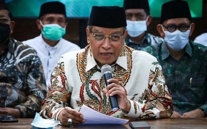 					Calon Ketua Umum Pengurus Besar Nahdlatul Ulama (PBNU) K.H. Said Aqil Siroj (tengah) memberikan keterangan pers usai bertemu dengan pengurus wilayah NU di Jakarta, Rabu (8/12/2021). Ketua Umum PBNU petahana, Said Aqil Siroj mengumumkan kesediaannya untuk maju sebagai calon Ketua Umum PBNU periode 2021-2026 di Muktamar Ke-34 NU, Lampung. ANTARA FOTO/Rivan Awal Lingga/aww.