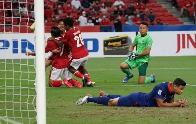 					Para pesepak bola Timnas Indonesia (kiri) melakukan selebrasi usai menjebol gawang Timnas Singapura yang dijaga Zulqarnaen Suzliman (kanan) dalam pertandingan Semi Final Leg 2 Piala AFF 2020 di National Stadium, Singapura, Sabtu (25/12/2021). Indonesia melaju ke babak final usai melibas Singapura 4-2 (5-3). ANTARA FOTO/Humas PSSI/Handout/app/wsj.