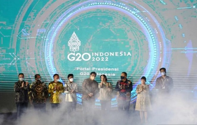					(kiri ke kanan) Gubernur DKI Jakarta Anies Baswedan, Wakil Ketua BPK Agus Joko Pramono, Wakil Ketua DPR Lodewijk F Paulus, Menkominfo Johnny G Plate, Menko Perekonomian Airlangga Hartarto, Menteri Keuangan Sri Mulyani, Gubernur Bank Indonesia Perry Warjiyo, Chair Business 20 Shinta Widjaja Kamdani dan Co Chair Youth 20 Michael Victor Sianipar menghadiri Opening Ceremony Presidensi G20 Indonesia 2022 di Jakarta, Rabu (1/12/2021). Presidensi G20 Indonesia dimulai pada 1 Desember 2021 hingga 30 November 2022 dengan mengusung tema 