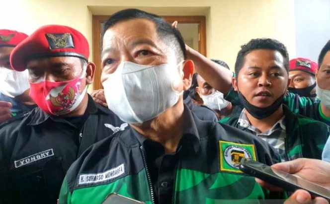 					Ketua Umum Partai Persatuan Pembangunan (PPP) Suharso Monoarfa menjawab pertanyaan awak media seusai membuka Muktamar II Gerakan Pemuda Ka'bah (GPK) di Yogyakarta, Minggu sore (12/12). ANTARA/Luqman Hakim.