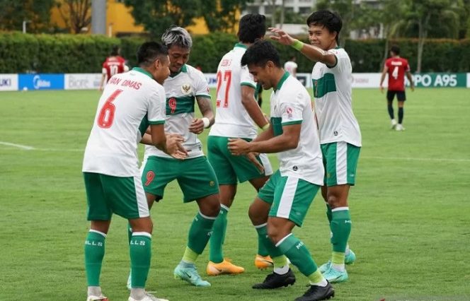 					Foto arsip - Pesepak bola Timnas Indonesia Asnawi Mangkualam (kedua kanan) melakukan selebrasi bersama rekan-rekannya usai membobol gawang Timnas Laos di dalam babak pertama pertandingan grup B Piala AFF 2020 di Stadion Bishan, Singapura, Minggu (12/12/21). Timnas Indonesia berhasil mengalahkan Laos 5-1. ANTARA FOTO/Humas PSSI/app/hp.